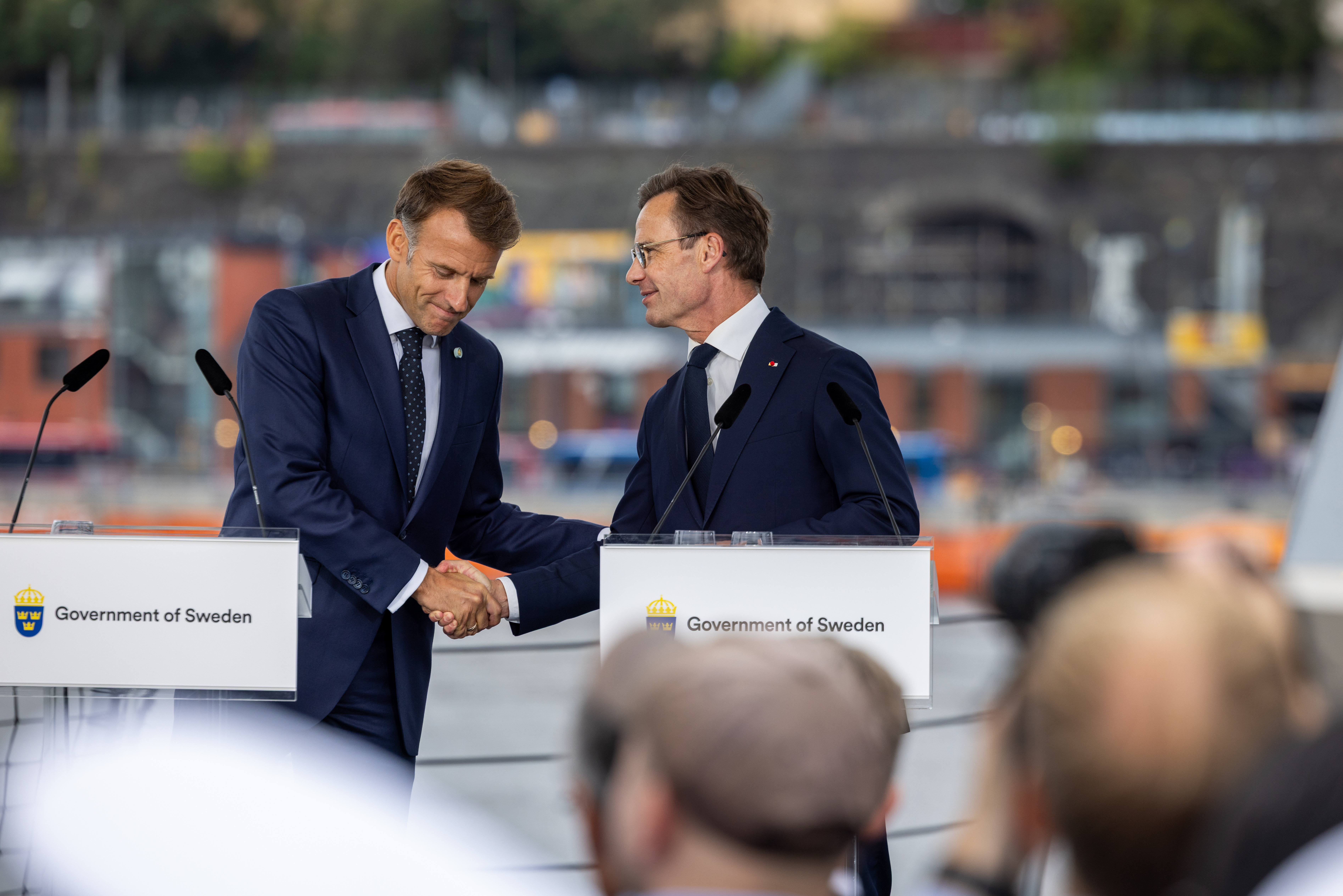 Statsministern Ulf Kristersson tar emot Frankrikes president Emmanuel Macron. Statsministern och president Macron deltar i en signeringsceremoni för Sveriges anskaffning av fyra fregatter.