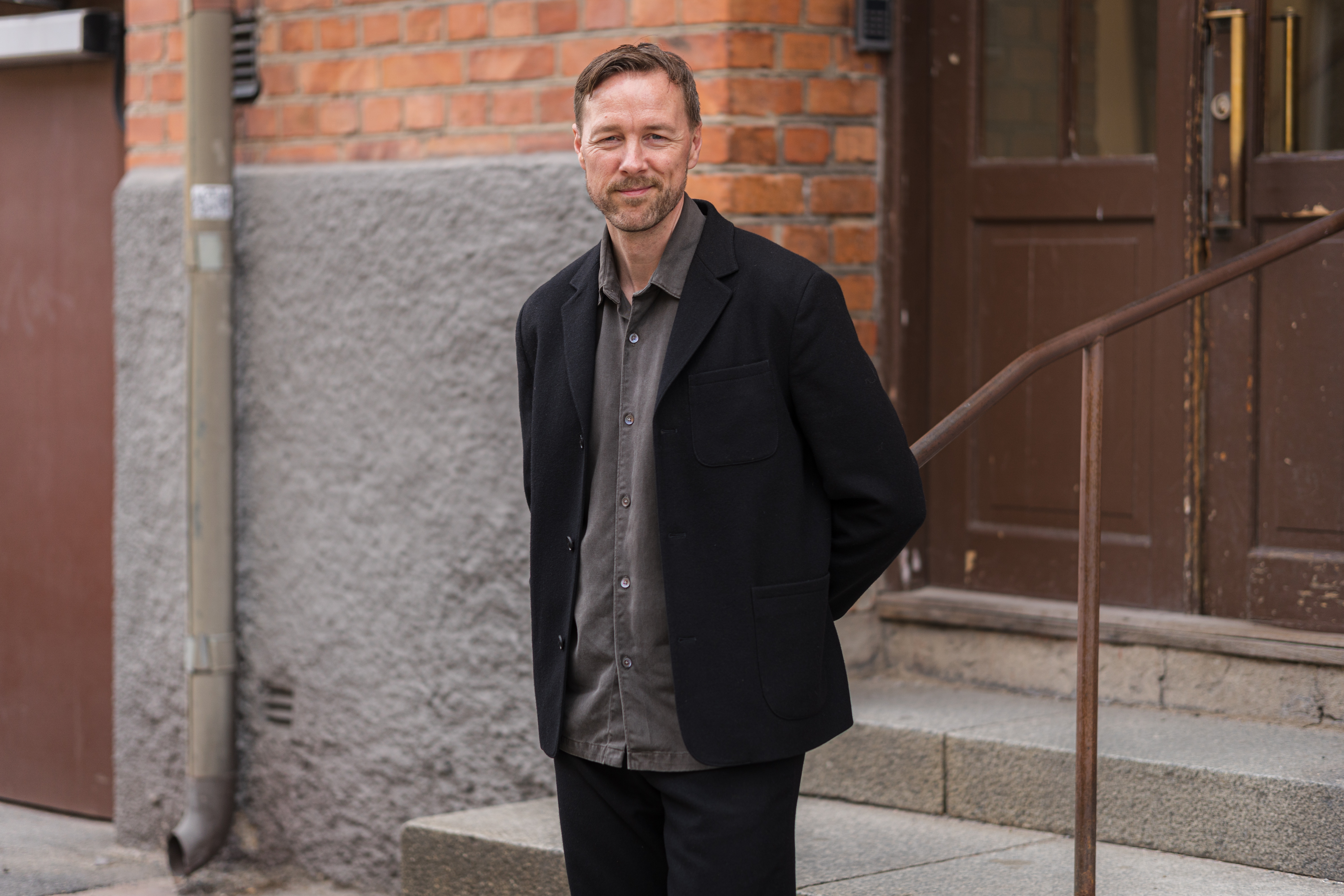 Markus Antonsson är trygghets- och säkerhetsexpert med över 20 års erfarenhet som polis. Han efterlyser större uppmärksamhet på kopplingen mellan våld mot närstående, personalsäkerhet och säkerhetsskydd. Foto: Tobias Lidman-Strauss.